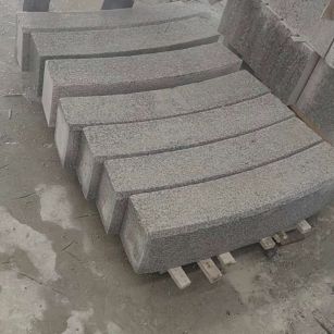 自贡芝麻白弧形路牙石