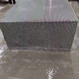 自贡芝麻白毛板荒料切割