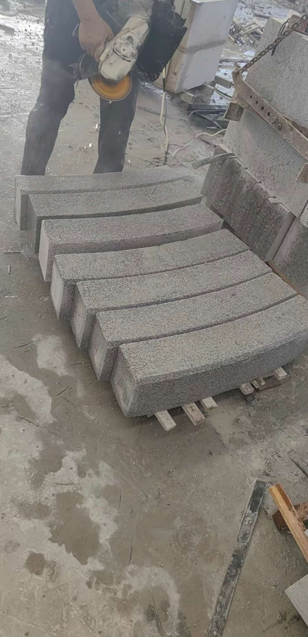 自贡芝麻白弧形路牙石